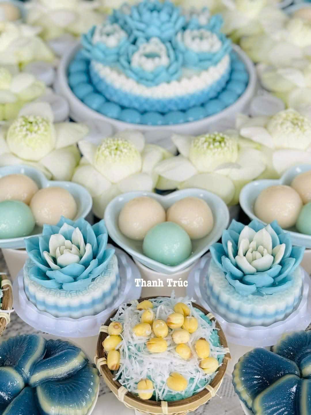 Bát tim sứ màu xanh dương đựng chè trôi bày mâm cúng, chén tim sứ decor bàn ăn