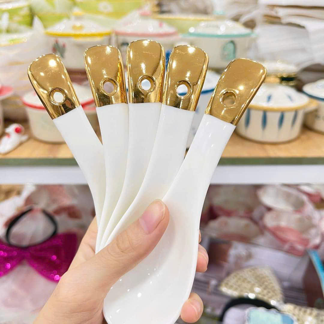 Thìa sứ, muỗng sứ trắng đuôi vàng decor mâm cúng, bàn tiệc, thìa sứ tai vàng, thìa sứ viền vàng