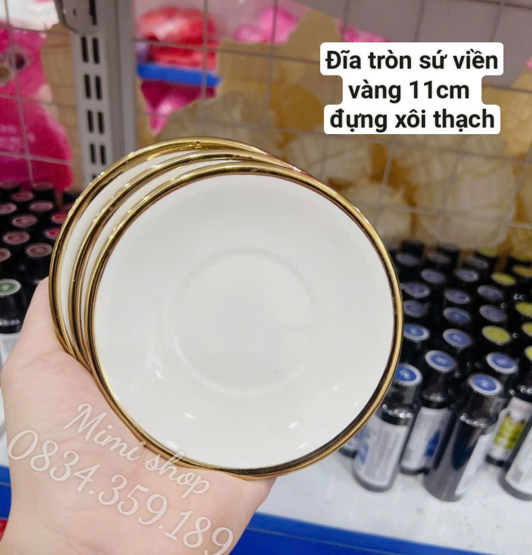 Đĩa tròn viền vàng thành thấp đựng xôi, bánh, thạch, trầu cau bày mâm cúng, bàn tiệc