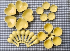 Bát tim sứ màu vàng đựng chè trôi bày mâm cúng, chén tim sứ decor bàn ăn